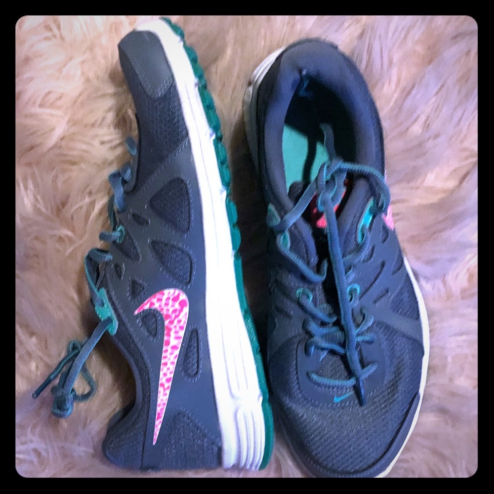 💕 🆕NWOB Grey Nike shows size 7.5 🏃🏻♀️